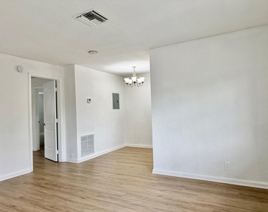 1671 Ne 33rd Street - Photo Thumbnail 3