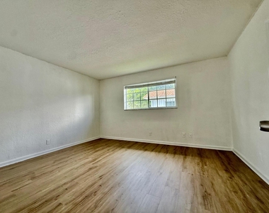 1671 Ne 33rd Street - Photo Thumbnail 4