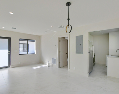 2503 Oceanview Avenue - Photo Thumbnail 2