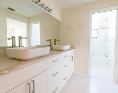 8197 Royal Palm Court - Photo Thumbnail 6