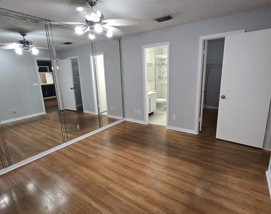 11188 Royal Palm Boulevard - Photo Thumbnail 8