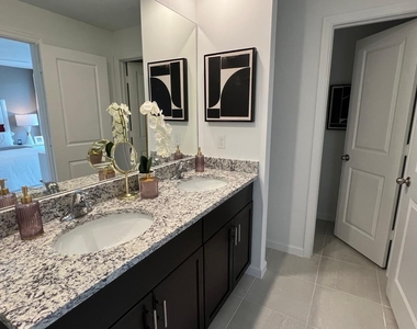 478 Salisbury Circle - Photo Thumbnail 9