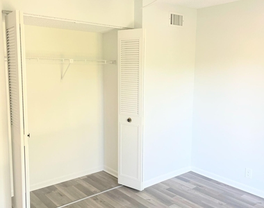 811 Sky Pine Way - Photo Thumbnail 6