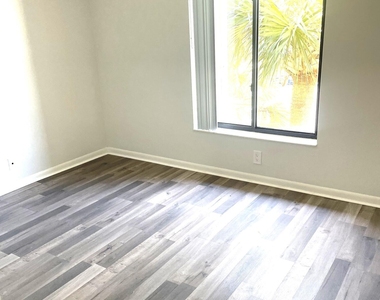 811 Sky Pine Way - Photo Thumbnail 8