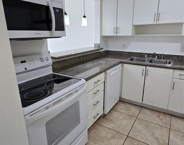 15205 Ne 6th Avenue - Photo Thumbnail 2