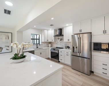 8201 Nw 67th Avenue - Photo Thumbnail 1