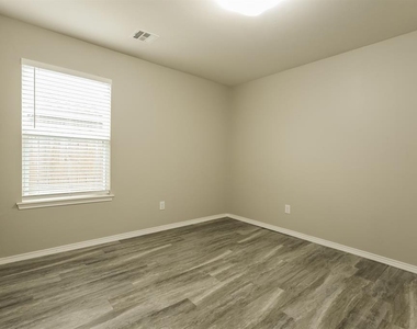 518 Crystal Lane - Photo Thumbnail 10