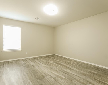 518 Crystal Lane - Photo Thumbnail 7