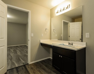 518 Crystal Lane - Photo Thumbnail 9