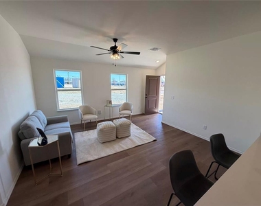 310 Aaran Way - Photo Thumbnail 3