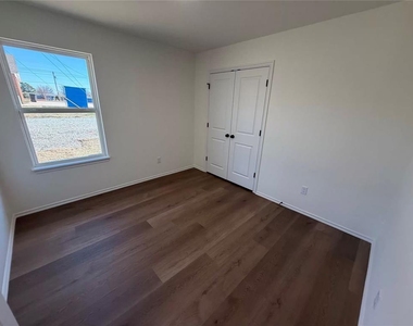 310 Aaran Way - Photo Thumbnail 11