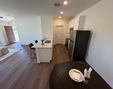 318 Aaran Way - Photo Thumbnail 5