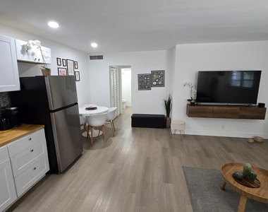 704 Ne 8th Street - Photo Thumbnail 1