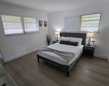 704 Ne 8th Street - Photo Thumbnail 6