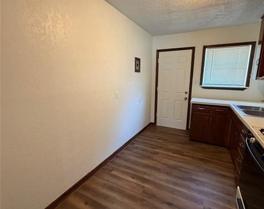 412 Babb Drive - Photo Thumbnail 6