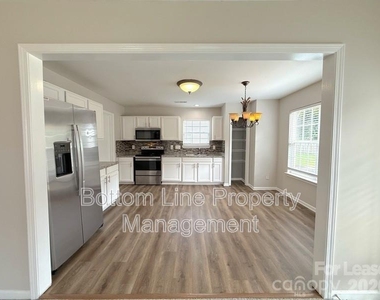 4133 Robinwood Drive - Photo Thumbnail 7