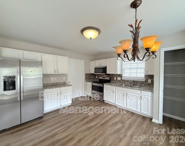4133 Robinwood Drive - Photo Thumbnail 8
