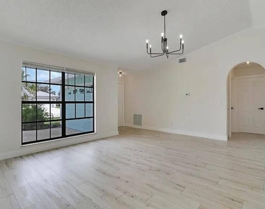 2558 Sw Chestnut Lane - Photo Thumbnail 2