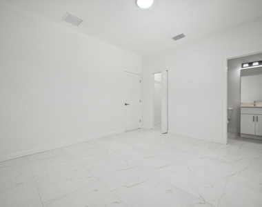 1009 14th Street - Photo Thumbnail 12