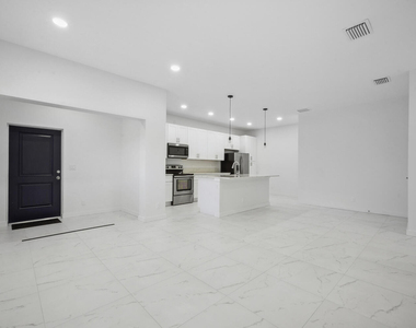 1009 14th Street - Photo Thumbnail 3