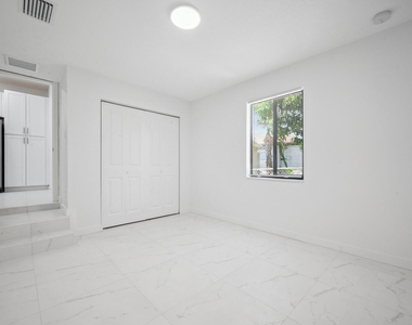1009 14th Street - Photo Thumbnail 13