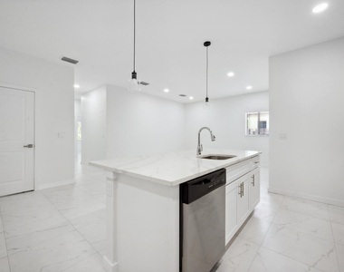 1009 14th Street - Photo Thumbnail 6
