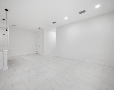 1009 14th Street - Photo Thumbnail 4