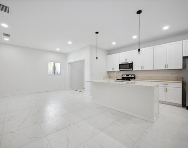 1009 14th Street - Photo Thumbnail 5