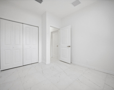1009 14th Street - Photo Thumbnail 8