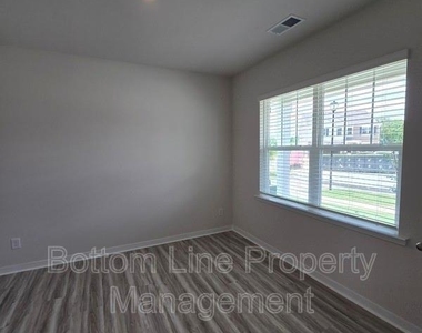 549 Blackpool Court - Photo Thumbnail 4