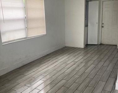 1565 W 36th Street - Photo Thumbnail 4