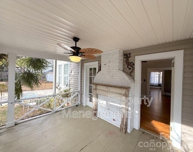 613 S York Street - Photo Thumbnail 5