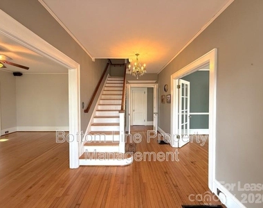 613 S York Street - Photo Thumbnail 3