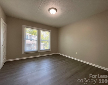 97 Corban Avenue Se - Photo Thumbnail 3