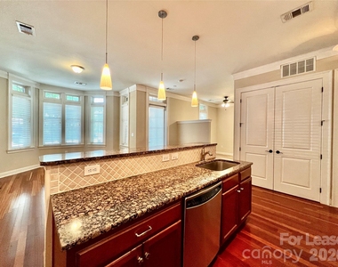 2810 Selwyn Avenue - Photo Thumbnail 15