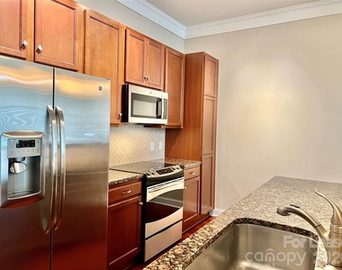 2810 Selwyn Avenue - Photo Thumbnail 12