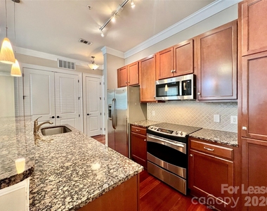 2810 Selwyn Avenue - Photo Thumbnail 13