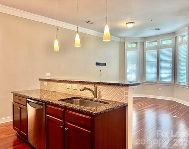 2810 Selwyn Avenue - Photo Thumbnail 10