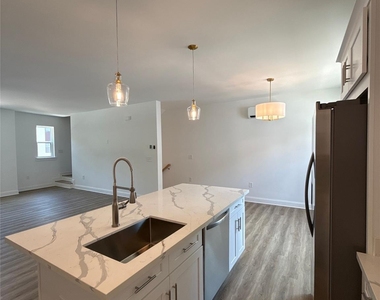 2106 Bombay Way - Photo Thumbnail 4