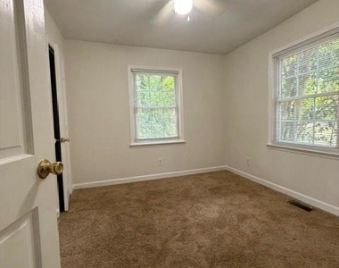 323 Lakewood Avenue - Photo Thumbnail 10