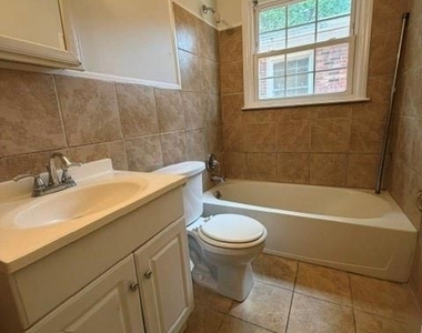 323 Lakewood Avenue - Photo Thumbnail 7