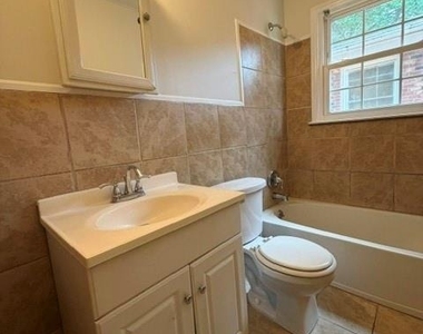 323 Lakewood Avenue - Photo Thumbnail 8