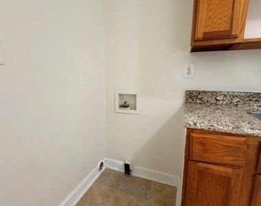 323 Lakewood Avenue - Photo Thumbnail 4