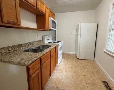 323 Lakewood Avenue - Photo Thumbnail 5