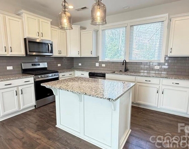 3205 Shamrock Drive - Photo Thumbnail 5