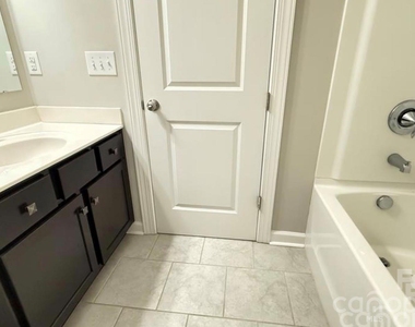 3205 Shamrock Drive - Photo Thumbnail 7
