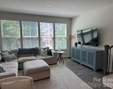 428 W Tremont Avenue - Photo Thumbnail 9