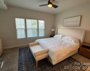 428 W Tremont Avenue - Photo Thumbnail 12