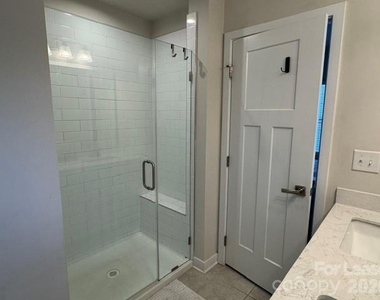 428 W Tremont Avenue - Photo Thumbnail 15