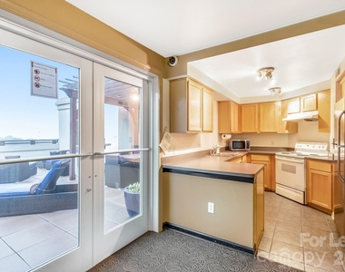 718 W Trade Street - Photo Thumbnail 41